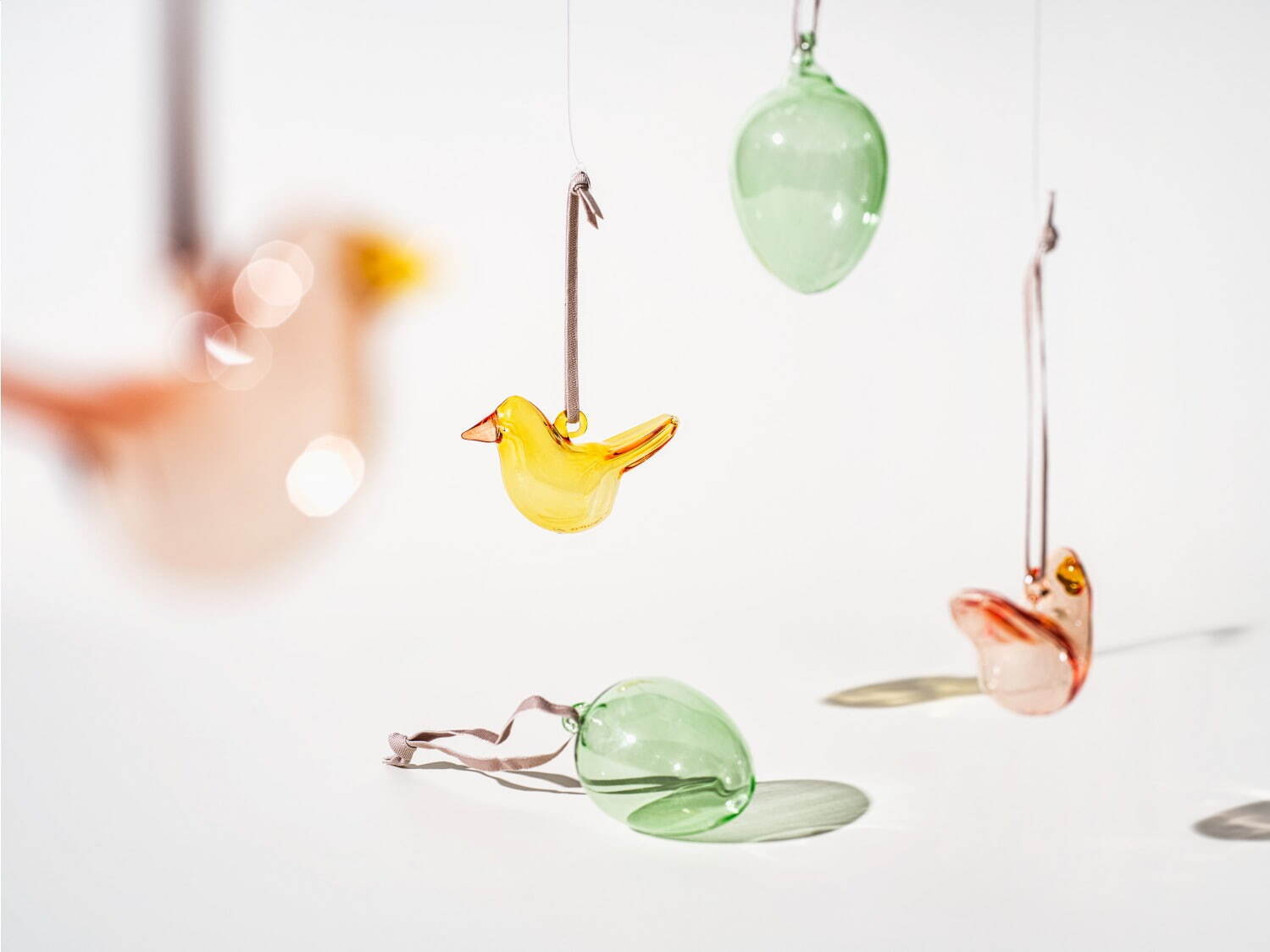 イッタラ24年春ガラスアイテム - くすみピンク＆森のような緑のグラス、クランベリー色の鳥オブジェも｜写真9