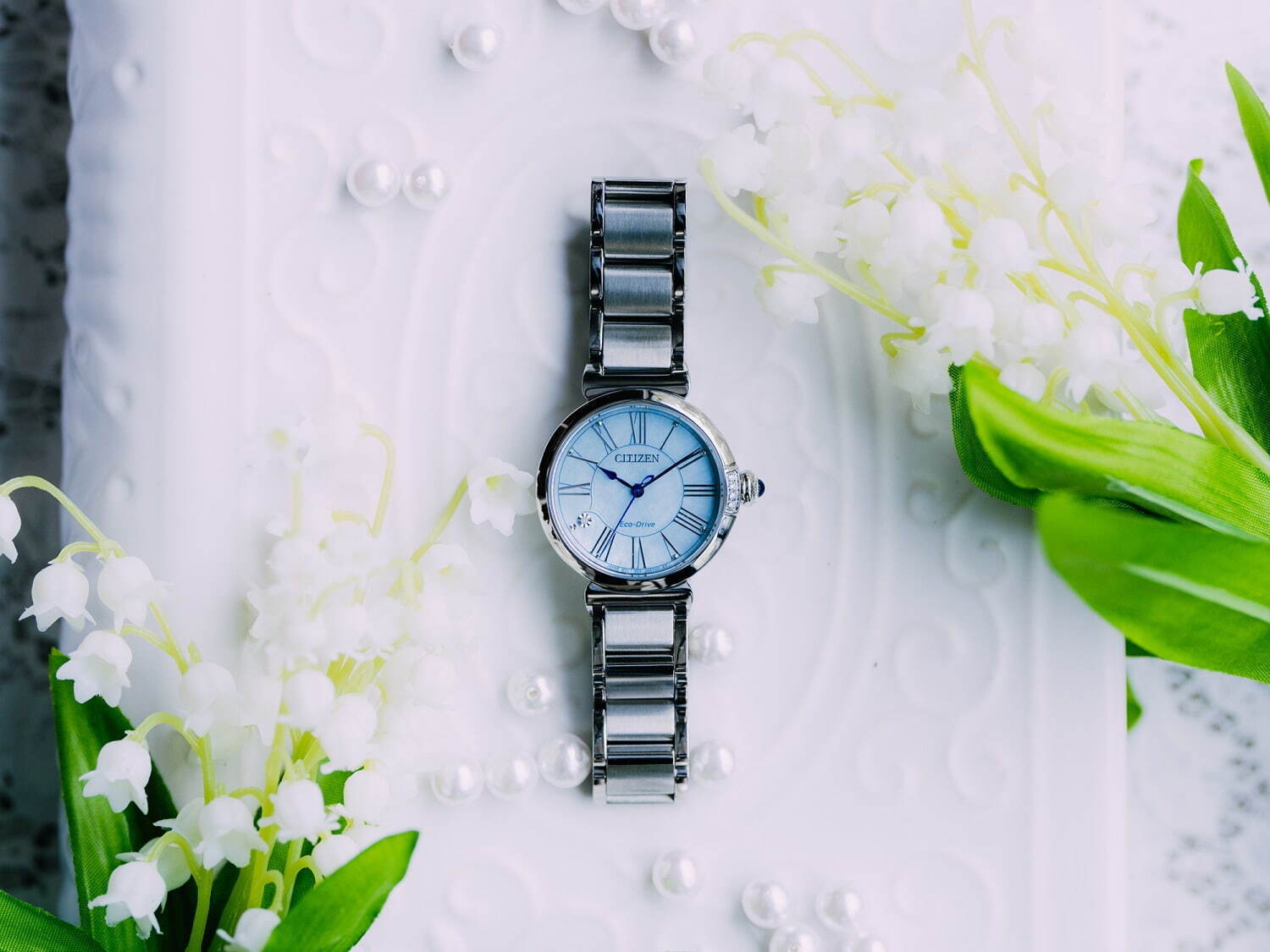 シチズン エル“幸せを運ぶ”スズラン着想の腕時計、大人可愛く＆上品に使えるジュエリーのような1本｜写真1