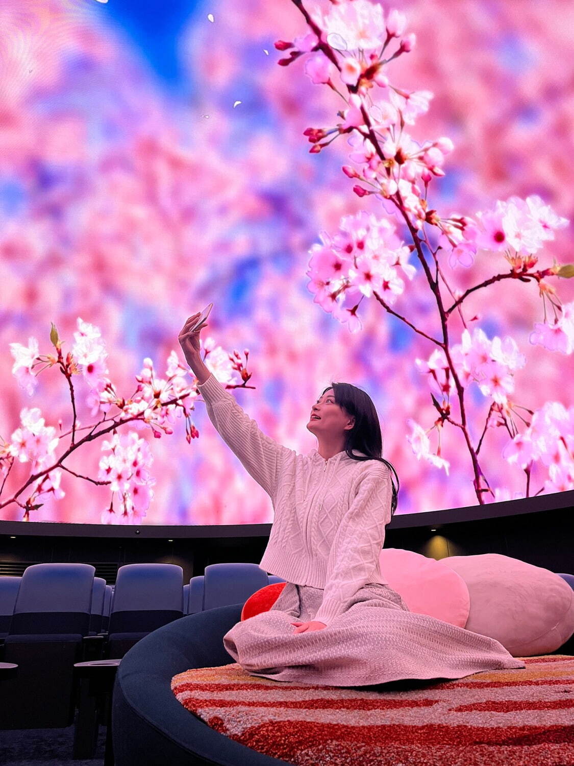 「桜ウェルカムドーム」“上映前に撮影OK”桜満開のお花見演出、コニカミノルタプラネタリウムで｜写真1