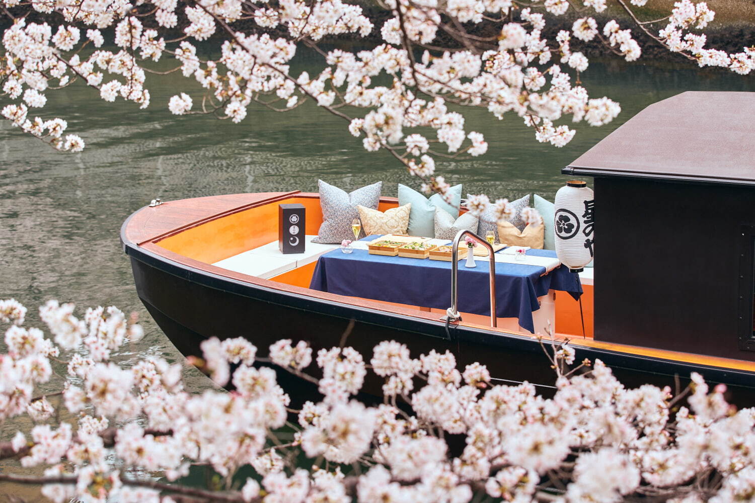 星のや東京「貸し切り舟」で桜の絶景を眺める花見イベント、鯛や筍など春の食材を用いた“特製花見重”も｜写真3