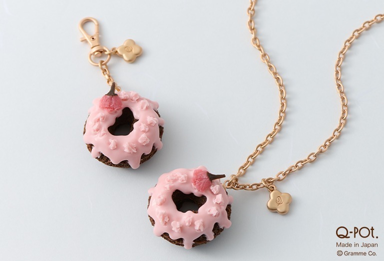 Q-pot.“サクラ ドーナッツ”のアクセサリー、とろける桜色グレーズのネックレス＆チャーム｜写真1