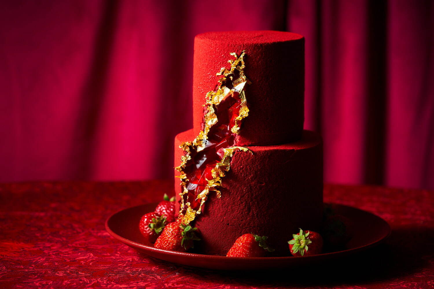 アートホテル大阪ベイタワー“赤1色”の苺スイーツビュッフェ、金箔で飾ったタワーケーキやカヌレ｜写真11