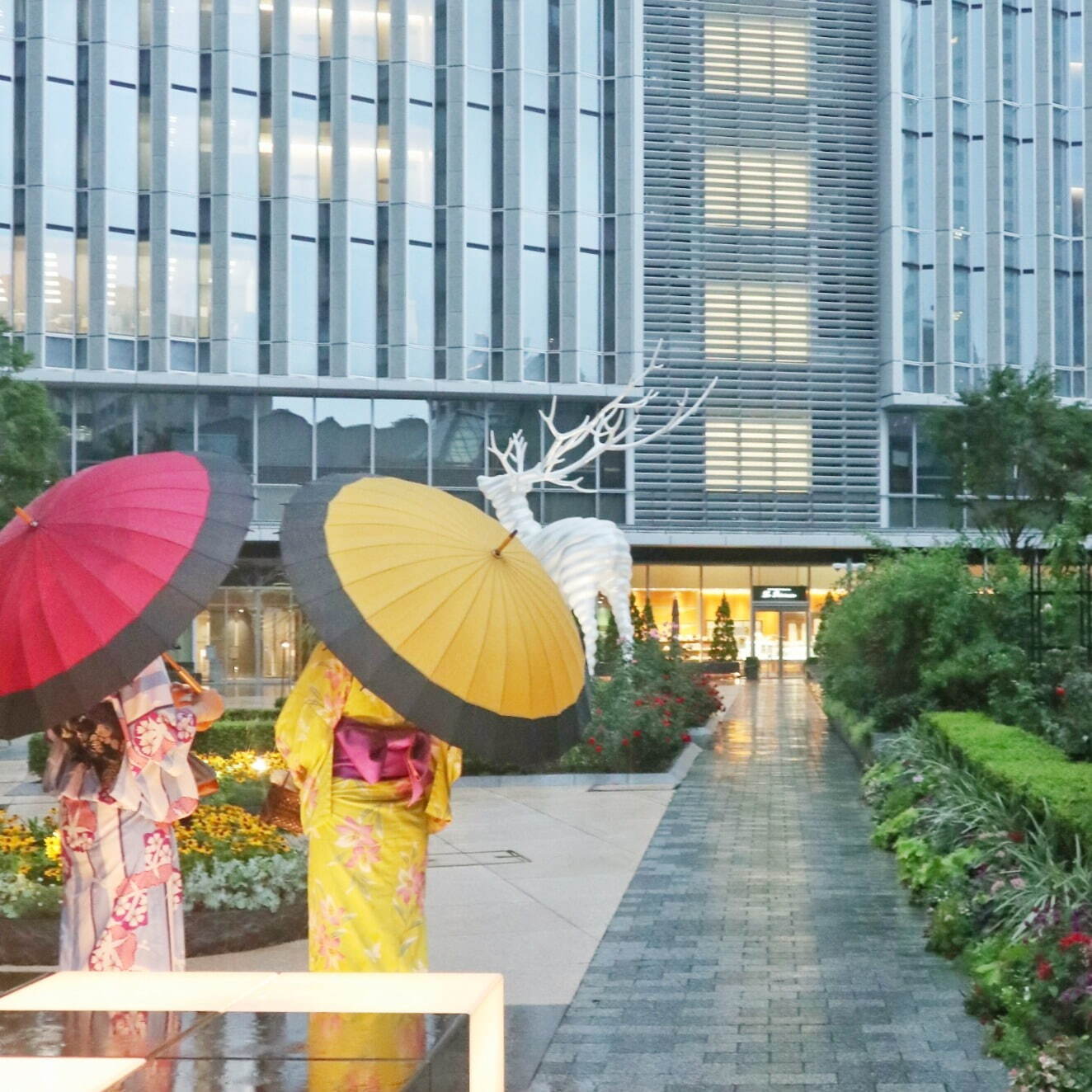 カラフルな和傘で記念撮影(写真はイメージ)