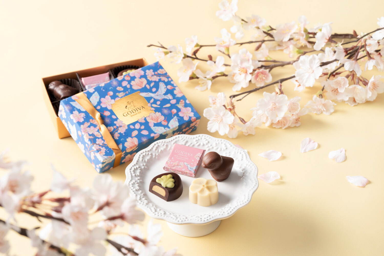 ゴディバの24年春限定“桜舞う”ショコラボックス、レモン香るひよこ型チョコや濃厚ピスタチオの新作｜写真1