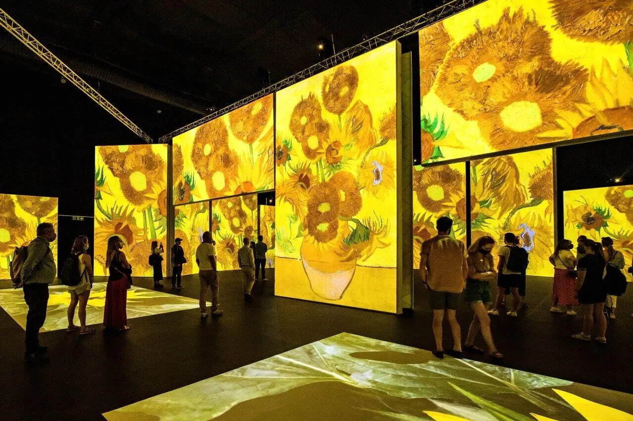 ゴッホの没入型展覧会「ゴッホ・アライブ」福岡で、暗闇に投影される3,000点以上のゴッホ作品｜写真1