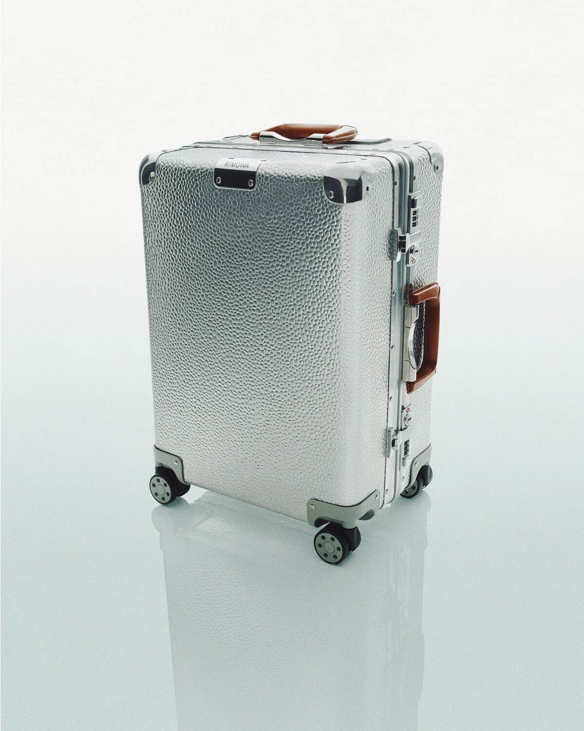 リモワ“ヴィンテージのような”限定スーツケース、溝のないアルミニウム＆シリアル刻印｜写真5