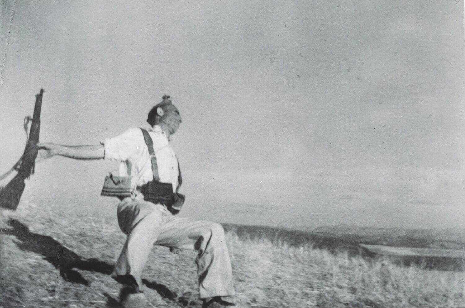 ロバート・キャパ 《共和国軍兵士の死(崩れ落ちる兵士)、エスペホ近郊、コルドバ戦線、スペイン》
1936年9月初旬 東京富士美術館蔵