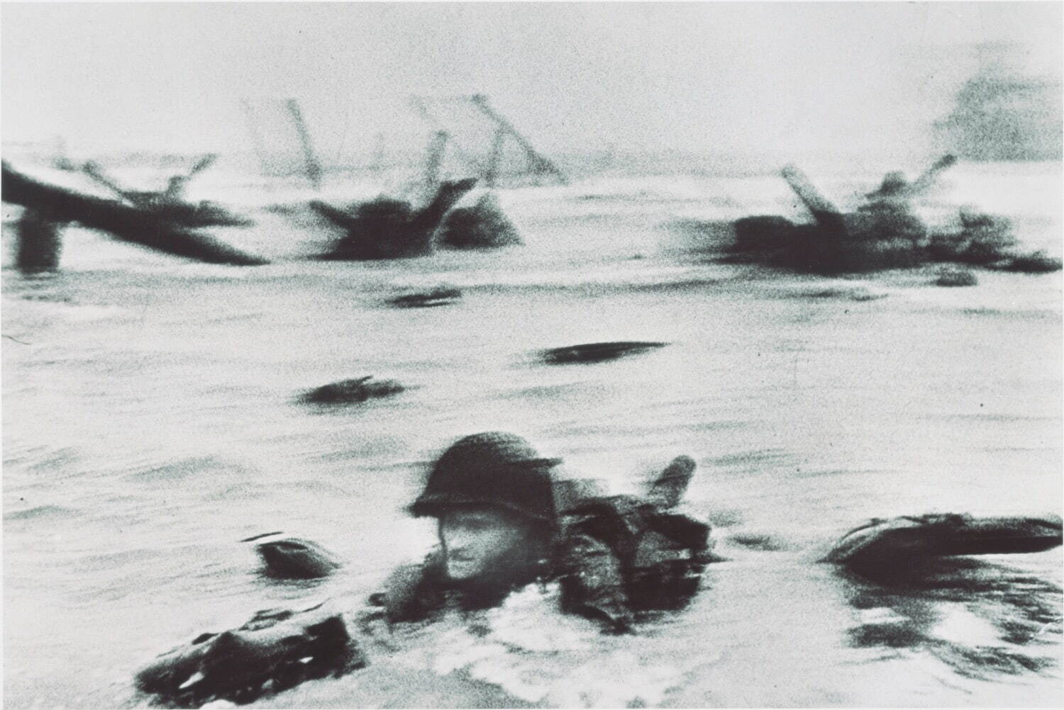 ロバート・キャパ 《オマハ・ビーチに上陸するアメリカ軍、Dデイ、ノルマンディー、フランス》
1944年6月6日 東京富士美術館蔵