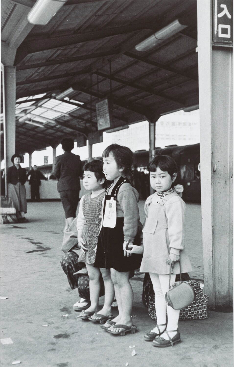 ロバート・キャパ 《東京駅のプラットホームで一緒に電車を待つ子どもたち、東京、日本》
1954年4月 東京富士美術館蔵