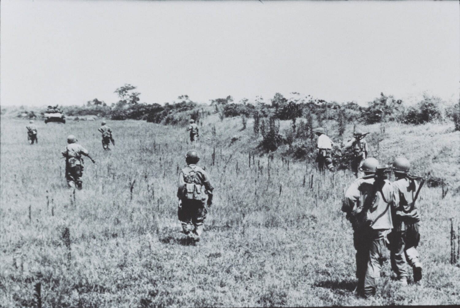 ロバート・キャパ 《ナムディンからタイビンへの道、キャパが地雷を踏む直前に撮った最後の写真、ベトナム》
1954年5月25日 東京富士美術館蔵