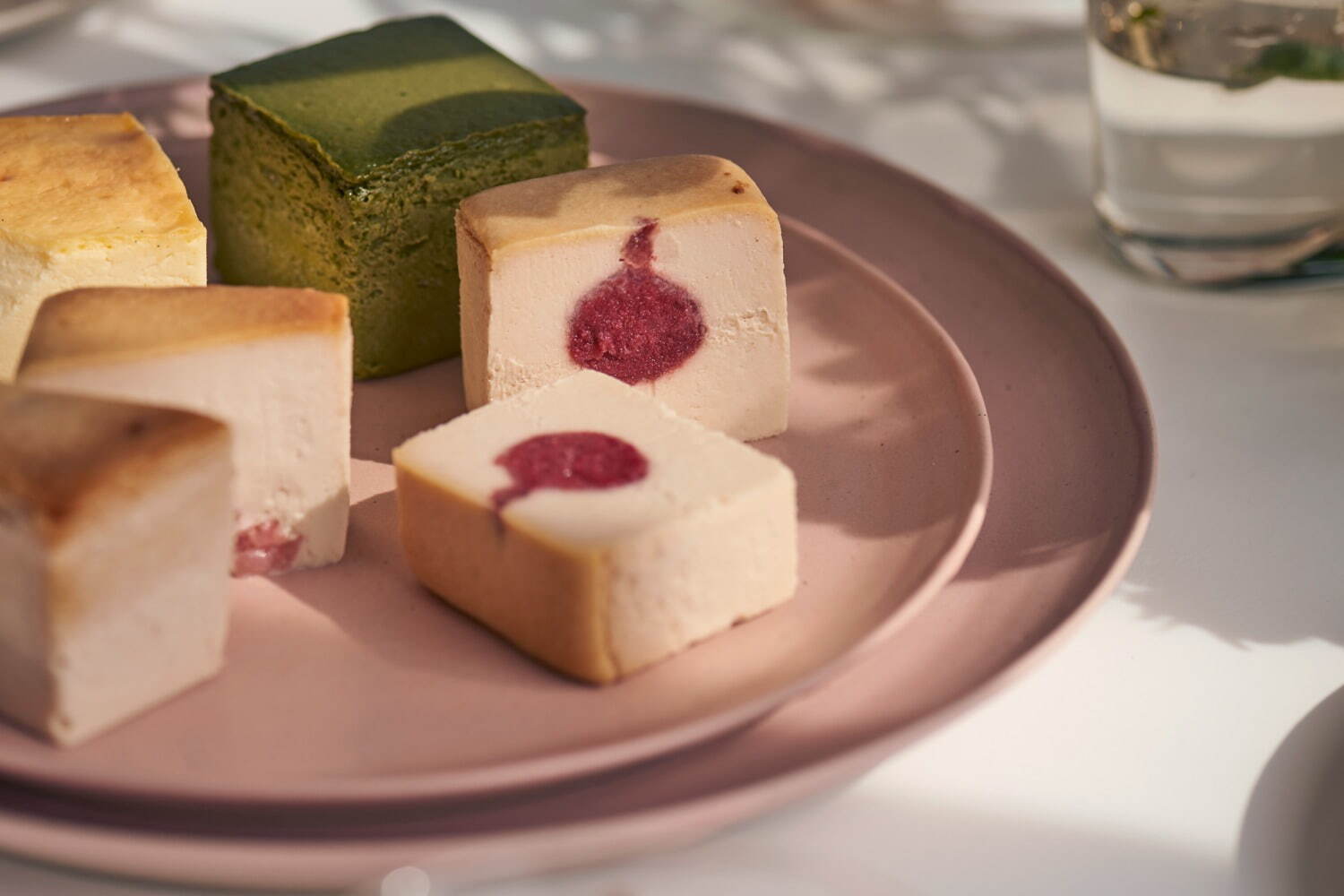 ミスターチーズケーキ24年母の日“バラ＆アールグレイ香る”チーズケーキ、甘く華やかな苺をイン｜写真2