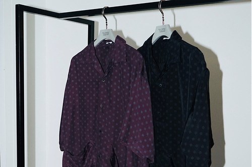 ユナイテッドアローズ×フィル ザ ビル“小紋柄”レーヨンアロハシャツ、2つのフロントポケット付き