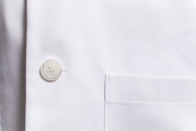 スタイリッシュな高級白衣 - クラシコとロンハーマンがコラボした美しい一着｜写真10