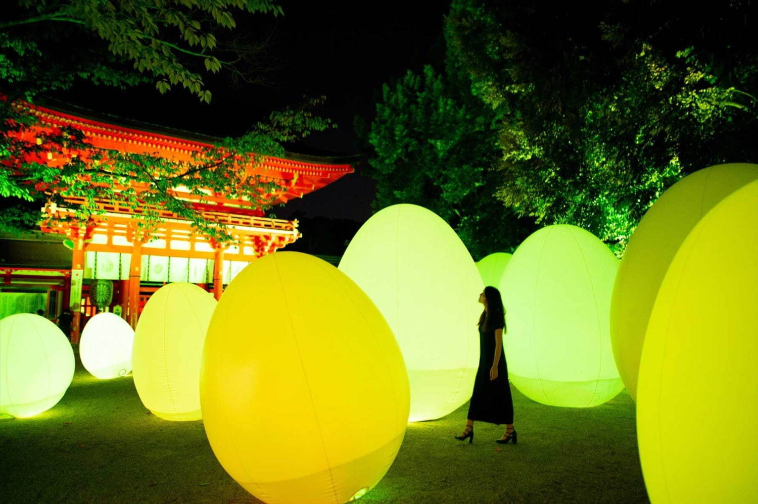 京都・下鴨神社で「光の祭」チームラボが参道＆神社を光と音の幻想空間に変える｜写真1