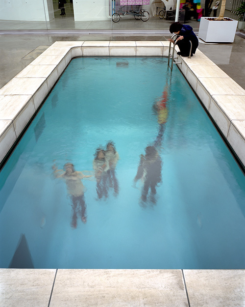 レアンドロ・エルリッヒ 《スイミング・プール》 2004年
コンクリート、ガラス、水
280×402×697cm
撮影：Ryo Suzuki
所蔵：金沢21世紀美術館