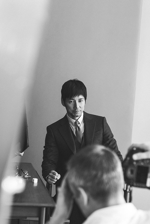 俳優・西島秀俊がジョルジオ アルマーニの顔に、新ビジュアルでスーツ姿を披露