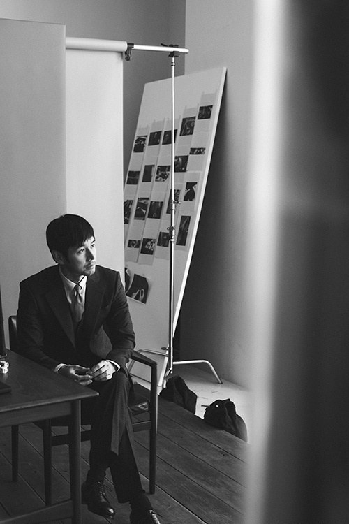 俳優・西島秀俊がジョルジオ アルマーニの顔に、新ビジュアルでスーツ姿を披露
