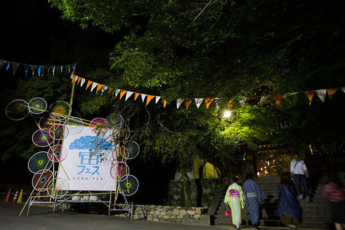 京都嵐山の法輪寺で「宙フェス」屋形船から見上げる渡月橋と月、アートなオブジェと星空のコラボ｜写真6