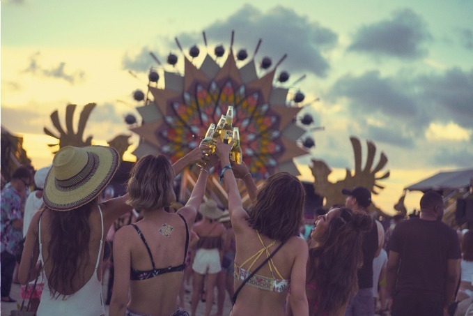 「コロナ サンセッツ フェスティバル 2019」夕陽がバックの音楽フェス、沖縄のビーチで｜写真2