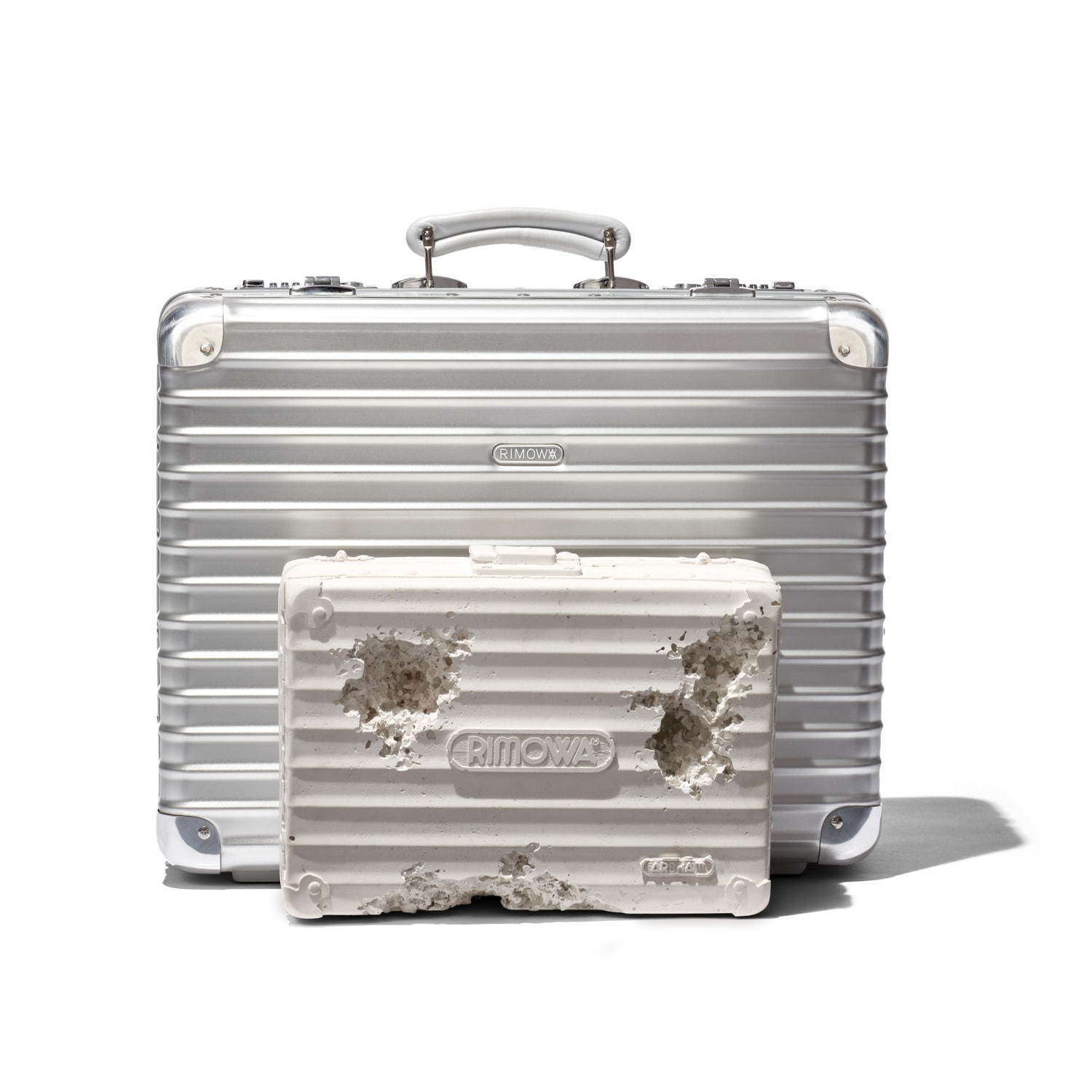 リモワ×ダニエル・アーシャムの限定スーツケース、風化した風貌＆汚れなき純白の“非現実デザイン”｜写真7