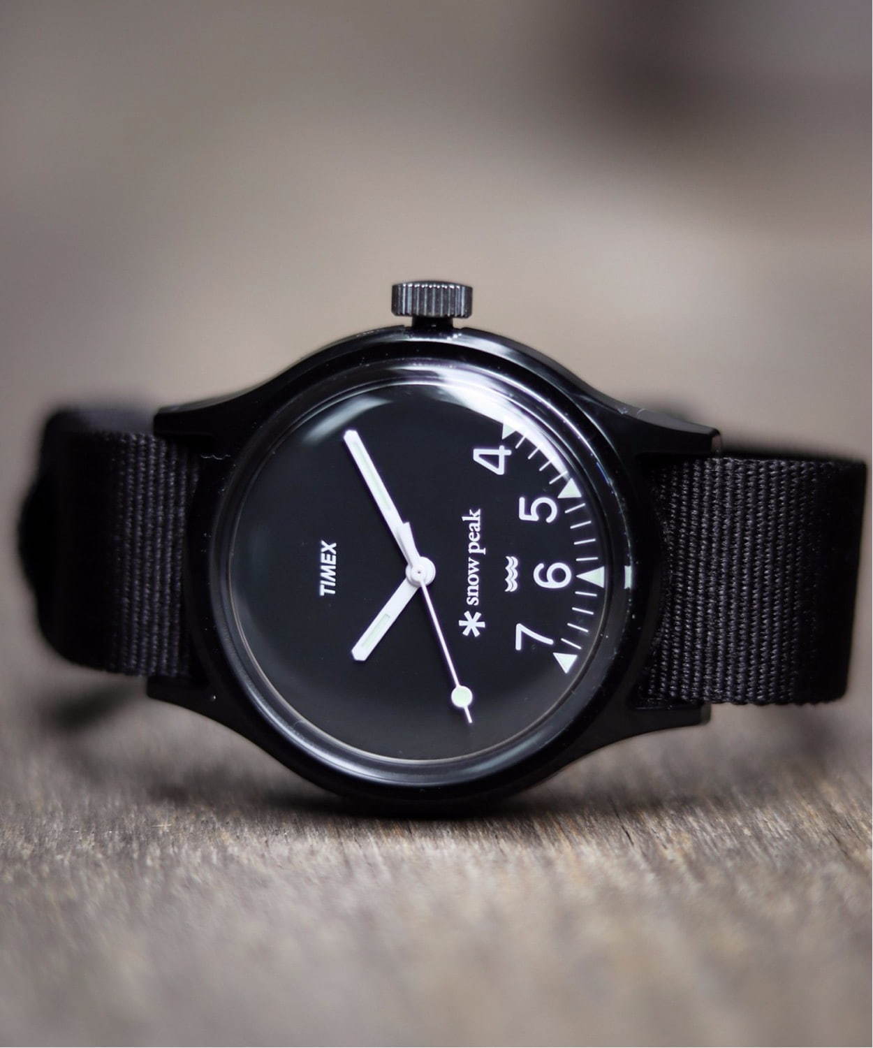 スノーピーク×ジャーナル スタンダード レリューム×タイメックスの腕時計、4時〜7時のみ残した文字盤｜写真8