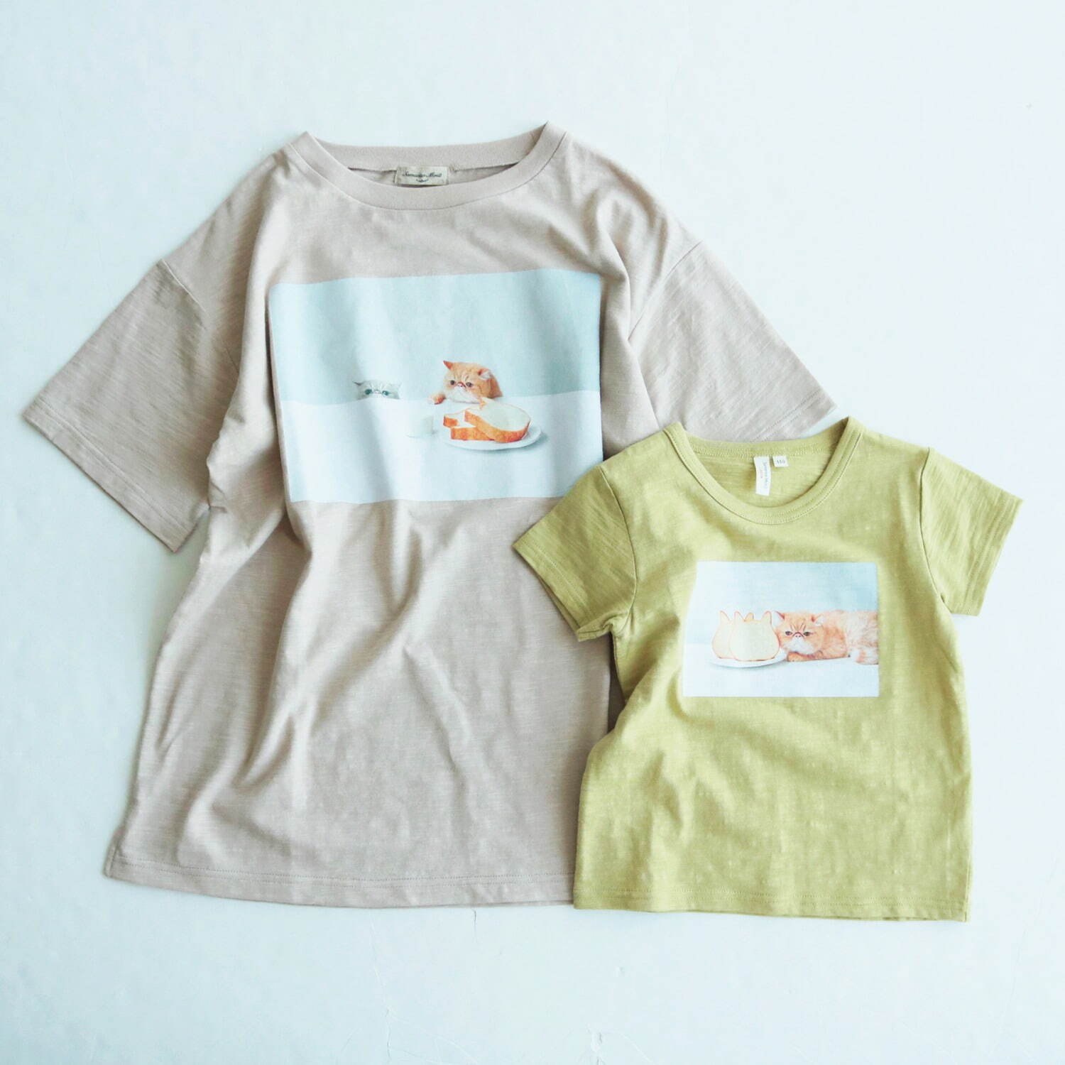 左から)フォトプリント半袖Tシャツ 3,190円(税込)
フォトプリントTシャツ 2,530円(税込)