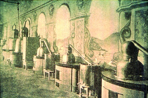 20世紀初頭「サンタ・マリア・ノヴェッラ」薬局製造所内の蒸留器
