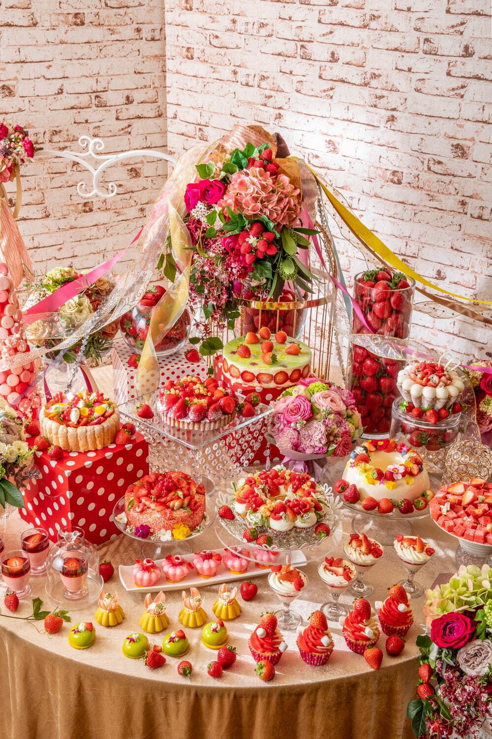 ヒルトン東京の苺デザートビュッフェ、“まるで花束”スミレやバラの香りをまとった苺ケーキ＆タルト｜写真11