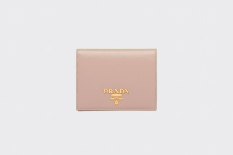 〈プラダ〉シンプルロゴ＆パステルカラーの二つ折りミニ財布
