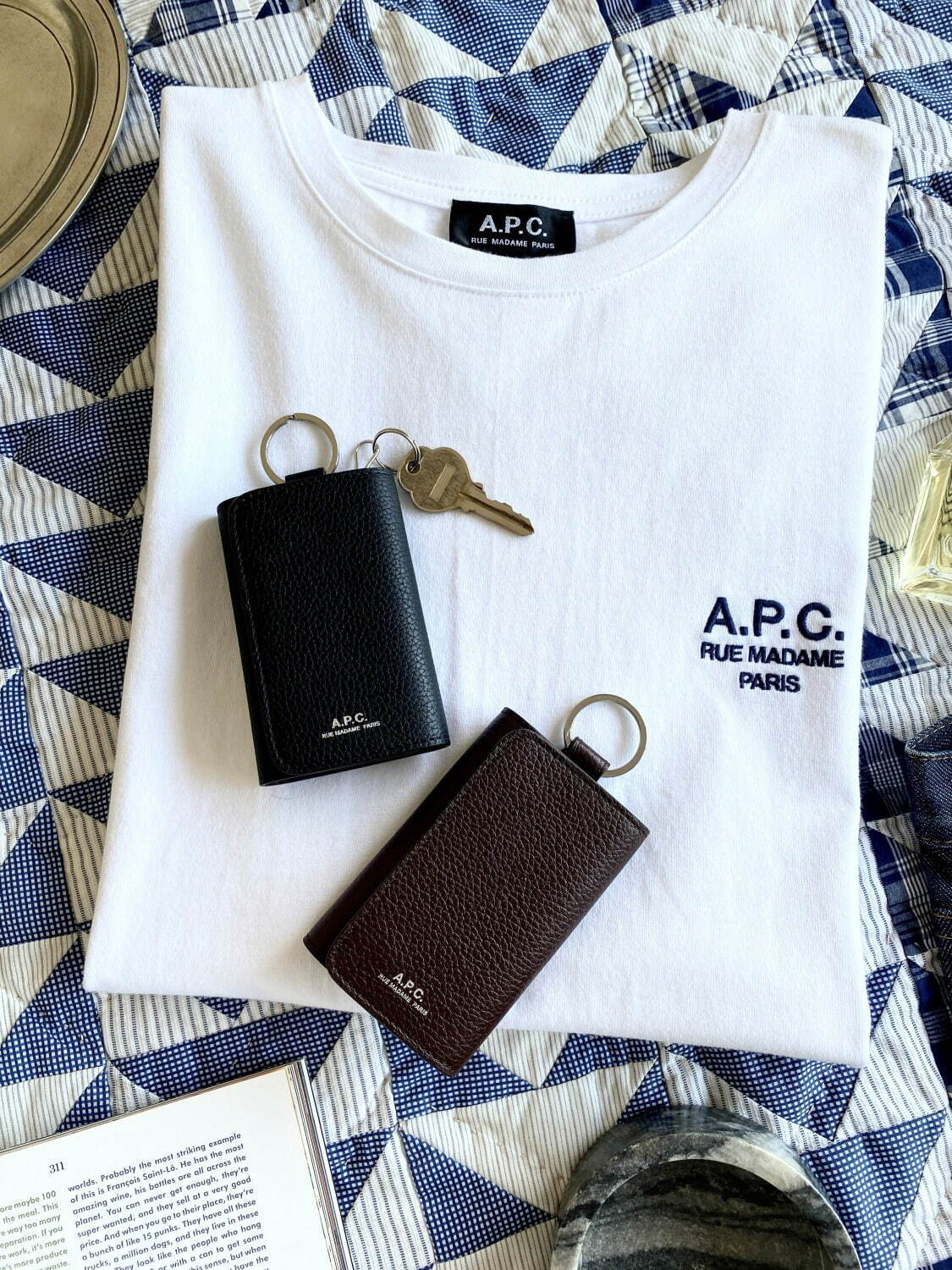 A.P.C.春のアクセサリー特集、ベストセラー財布のミニサイズ＆高級感レザーのエアポッズ ケース｜写真3