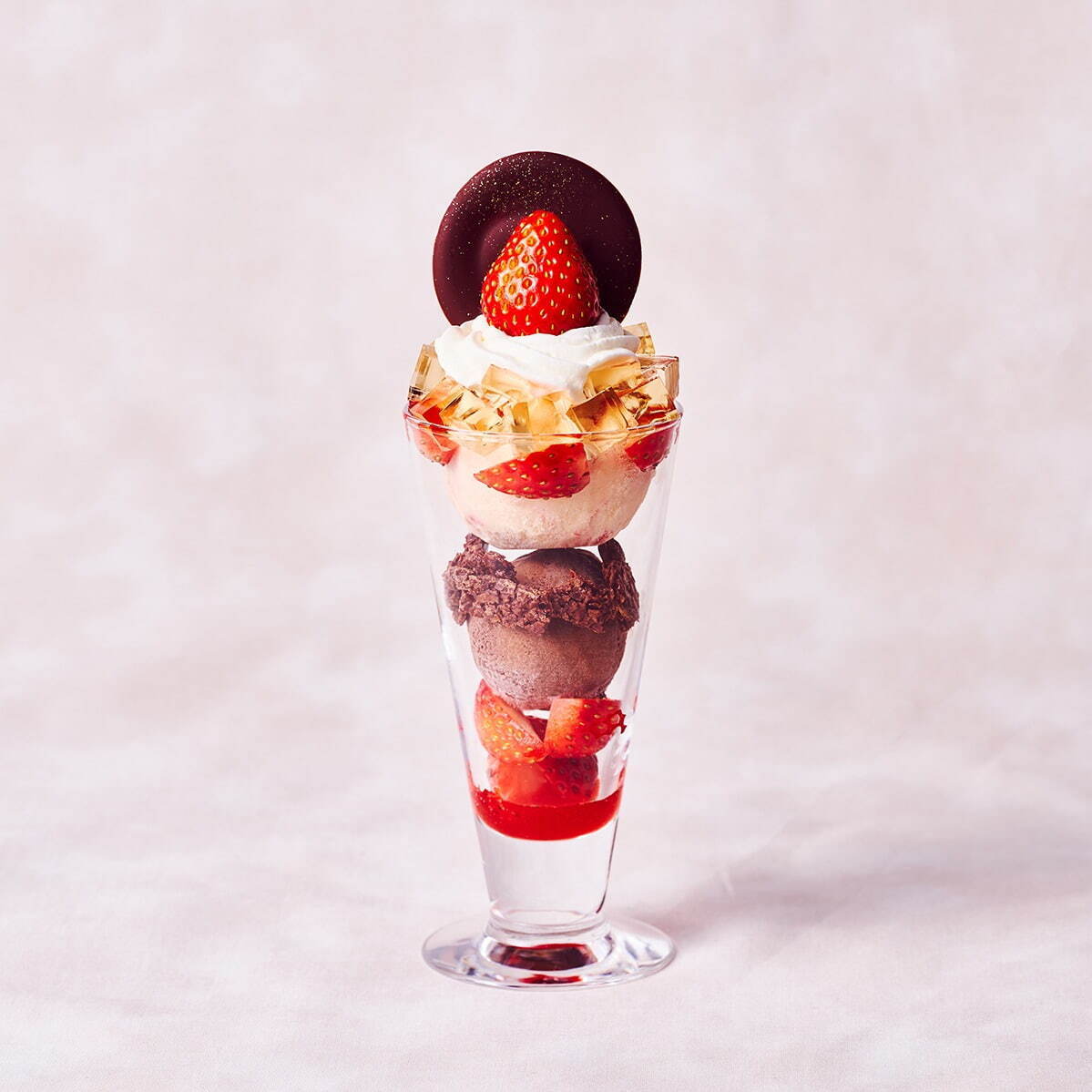 ピエール マルコリーニの春限定メニュー、“シャンパン香る”チョコレート×苺アイスの華やかパフェ｜写真1