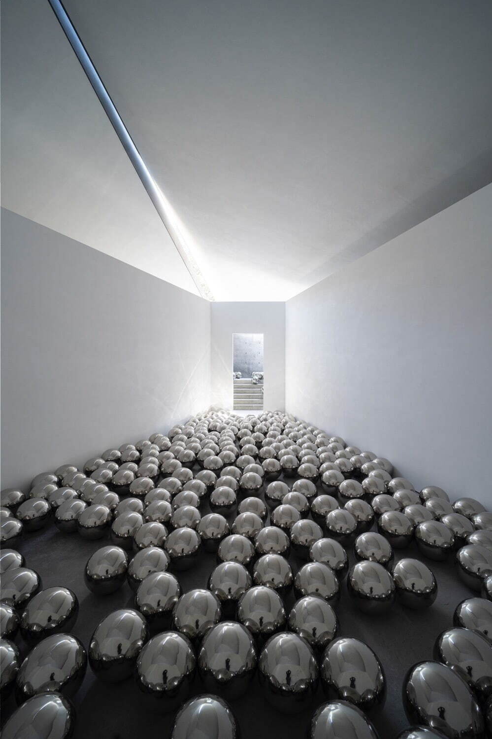 Yayoi Kusama, Narcissus Garden, Stainless steel spheres, 1966/2022, Copyright of Yayoi Kusama
住所：香川県香川郡直島町琴弾地