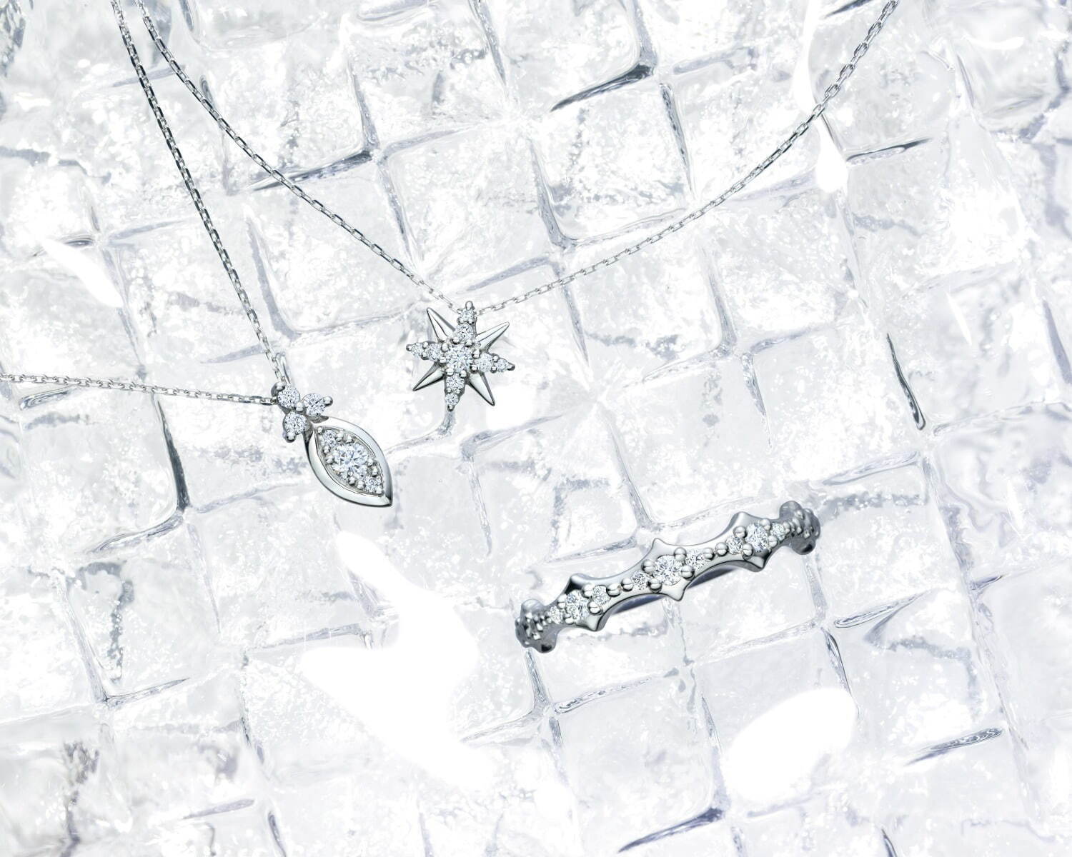 左から) ネックレス 79,200円(プラチナ ×ダイヤモンド)
ネックレス 55,000円(プラチナ ×ダイヤモンド)
リング 79,200円(プラチナ ×ダイヤモンド)