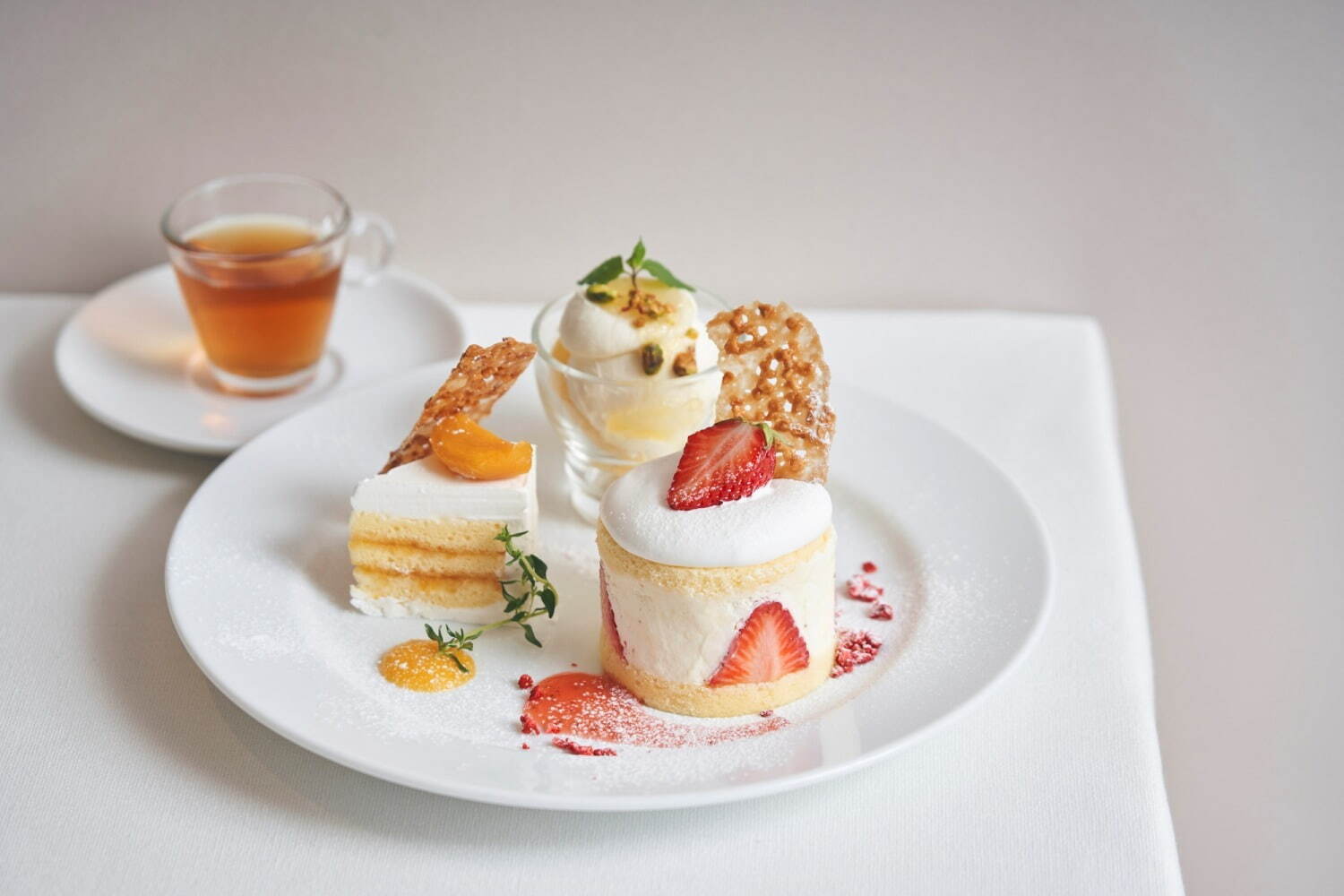 ショートケーキ＆バターケーキの贅沢デザートプレート 1,650円
