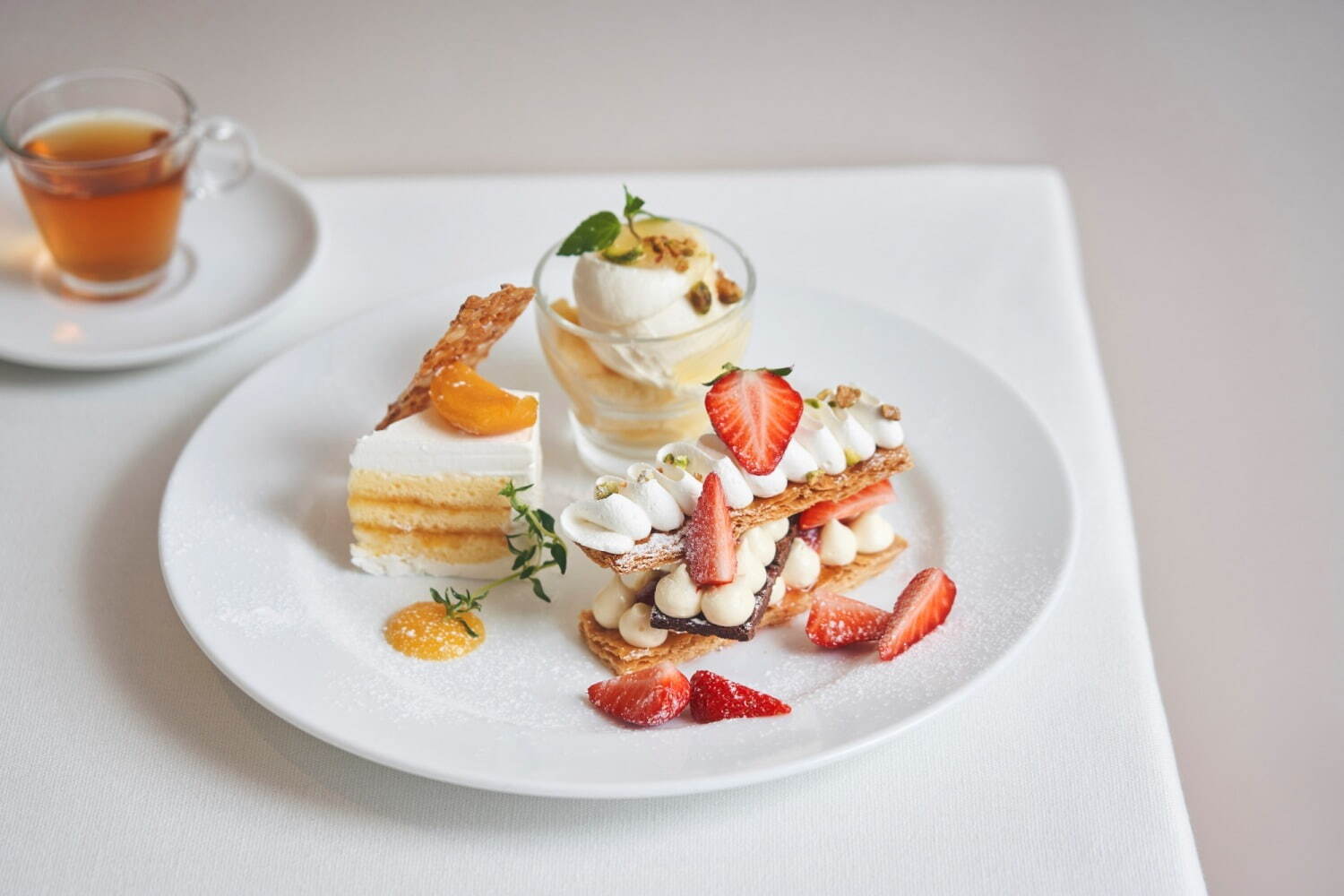 ミルフィーユ＆バターケーキの贅沢デザートプレート 1,650円