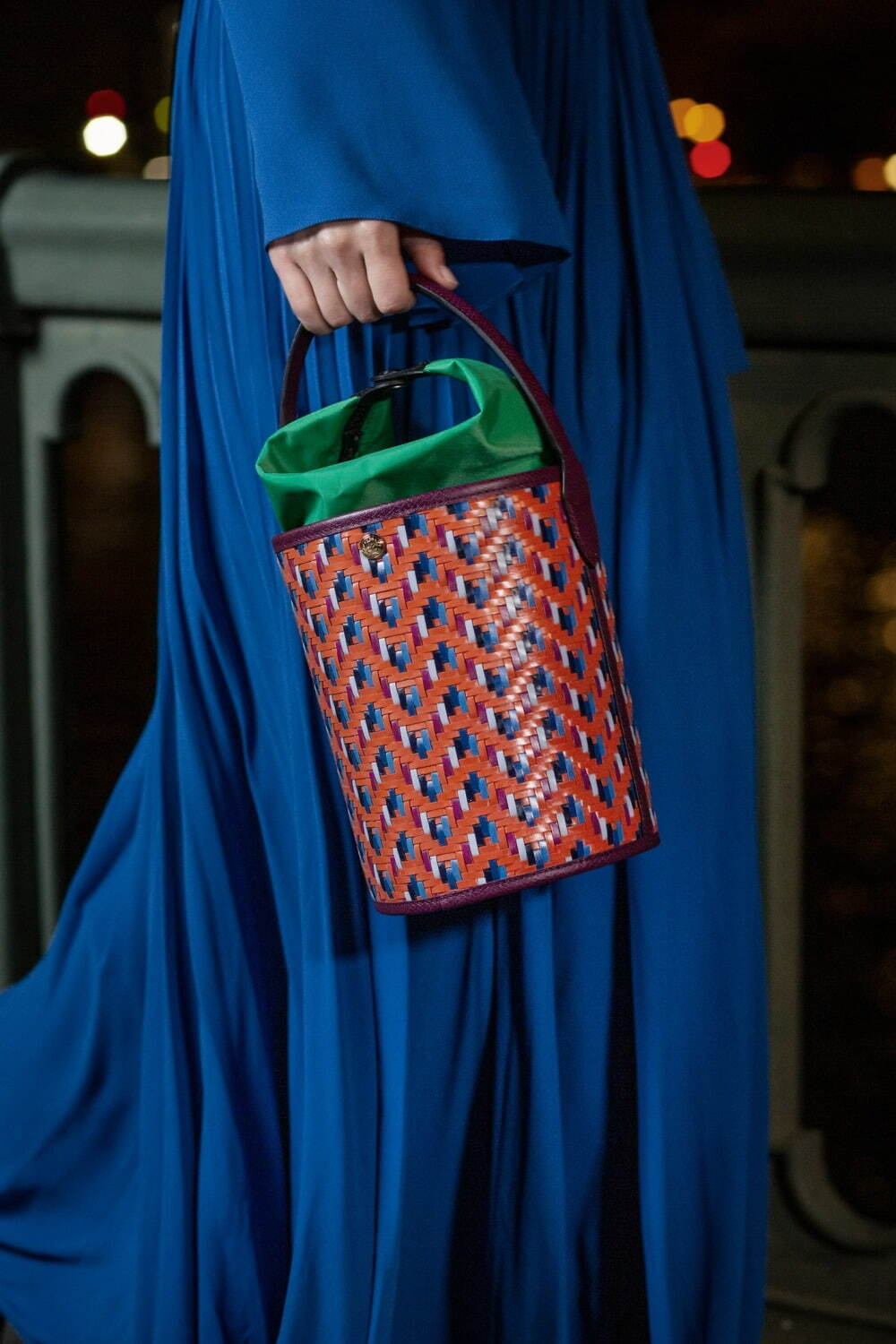 〈ロンシャン〉“パリのビストロチェア”着想のレザー編みバケットバッグ