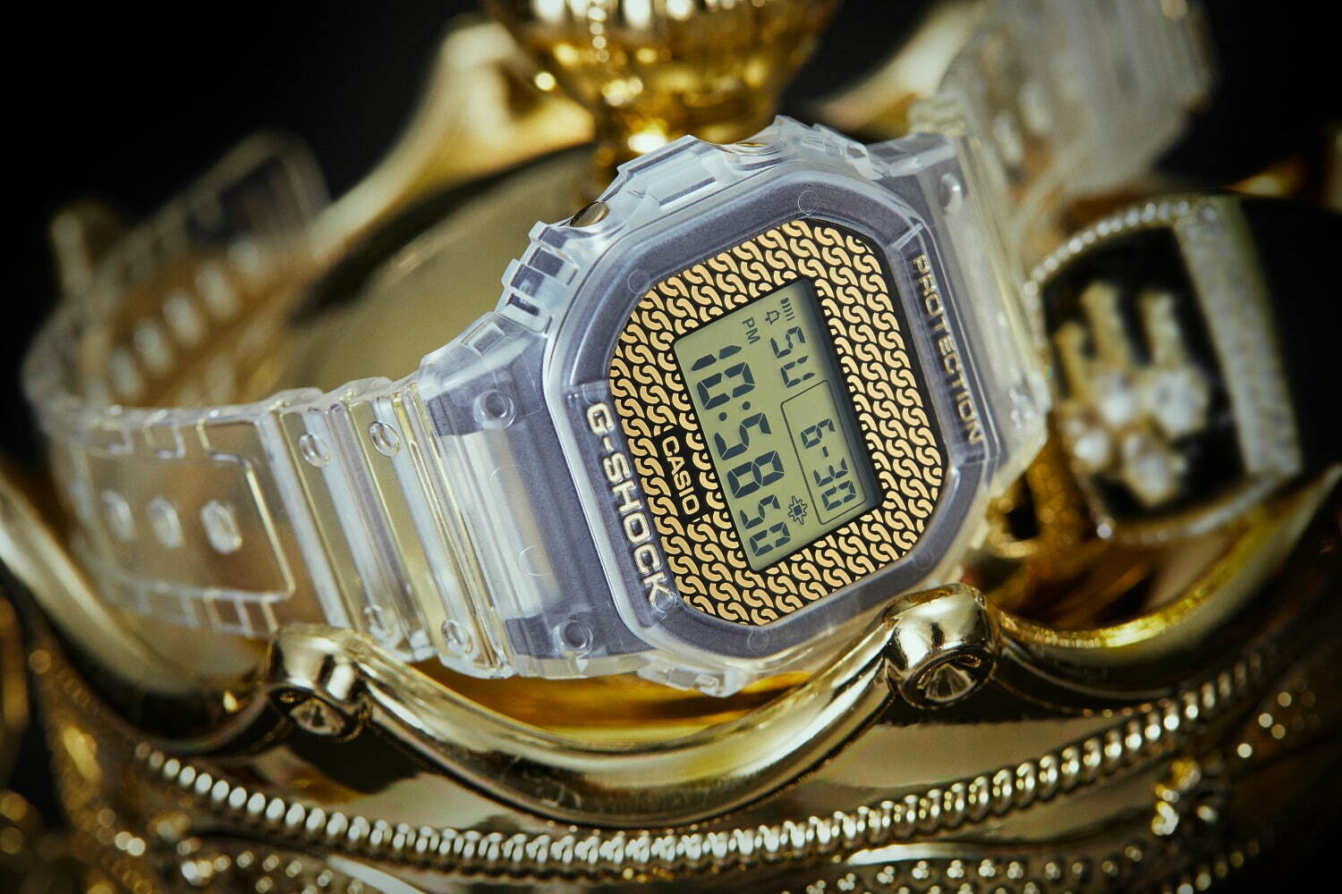 G-SHOCK“チェーンモチーフ”文字板のゴールド腕時計、付け替え可能なクリアバンド＆ベゼル付属｜写真2