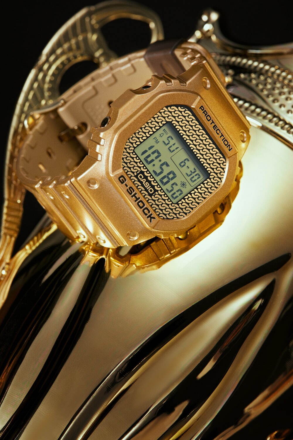 G-SHOCK“チェーンモチーフ”文字板のゴールド腕時計、付け替え可能なクリアバンド＆ベゼル付属｜写真4