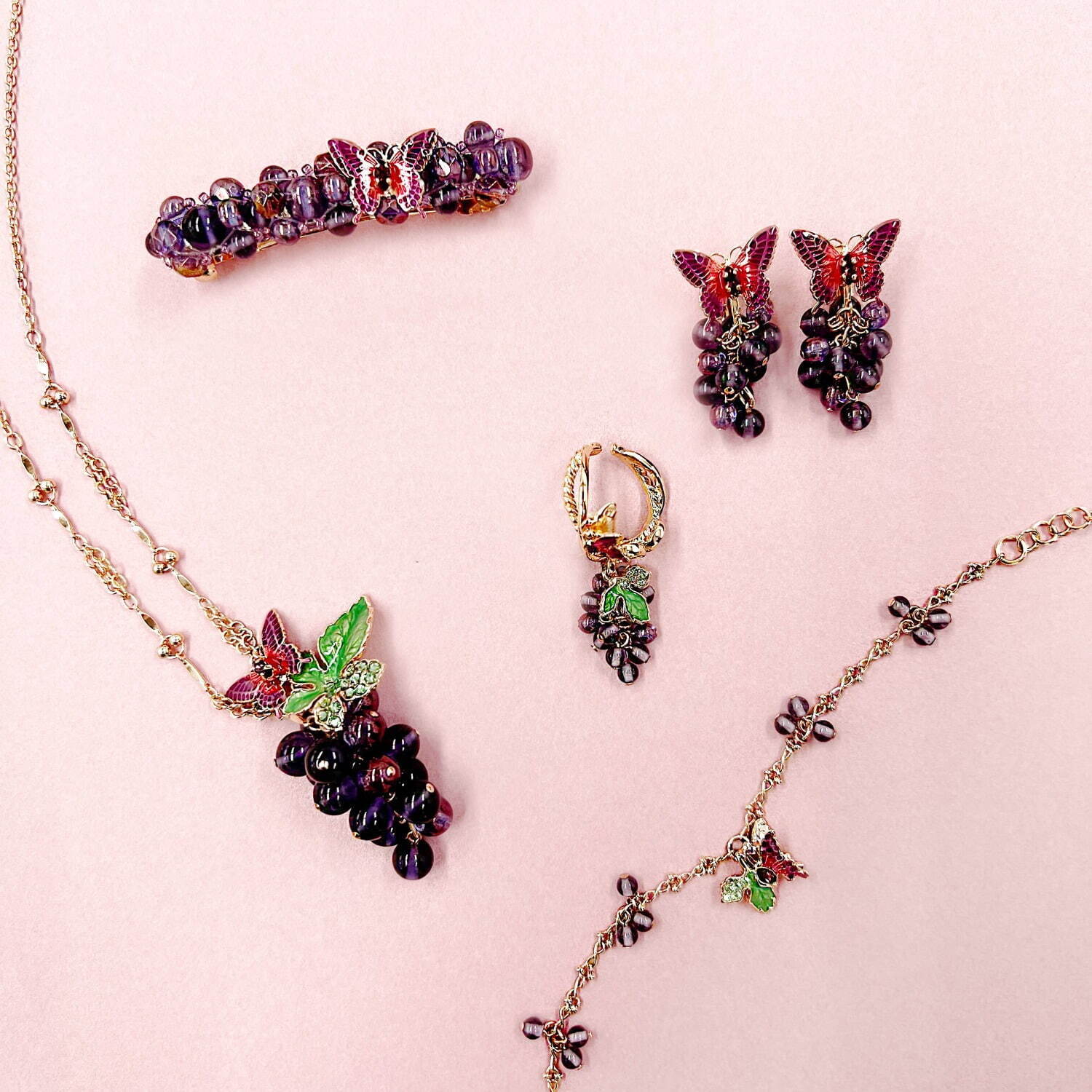 アナ スイ“ぶどう”のガラスアクセサリー、蝶が舞うヴィンテージ風ネックレスやイヤリング｜写真13