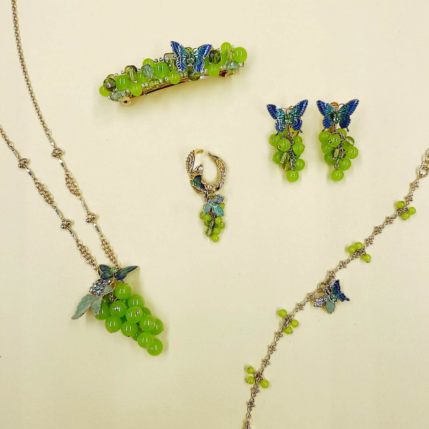 アナ スイ“ぶどう”のガラスアクセサリー、蝶が舞うヴィンテージ風ネックレスやイヤリング｜写真14