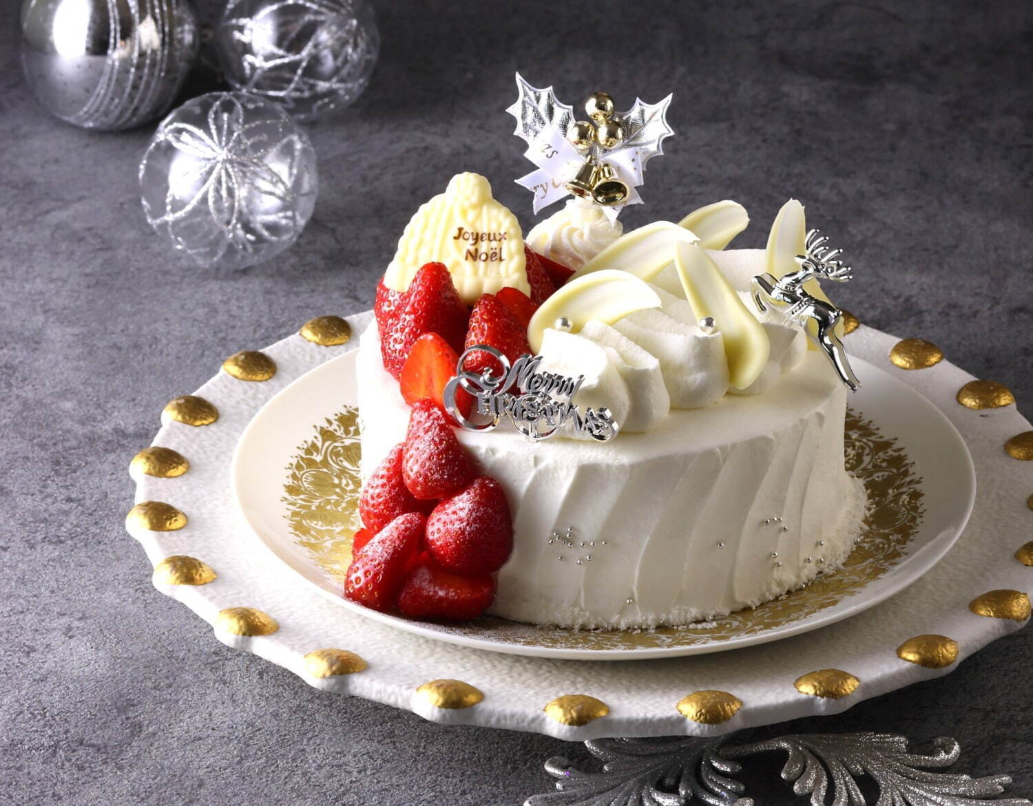 ホテル日航大阪のクリスマスケーキ2022、”金箔”を飾った苺たっぷりの2段ショートケーキ｜写真3