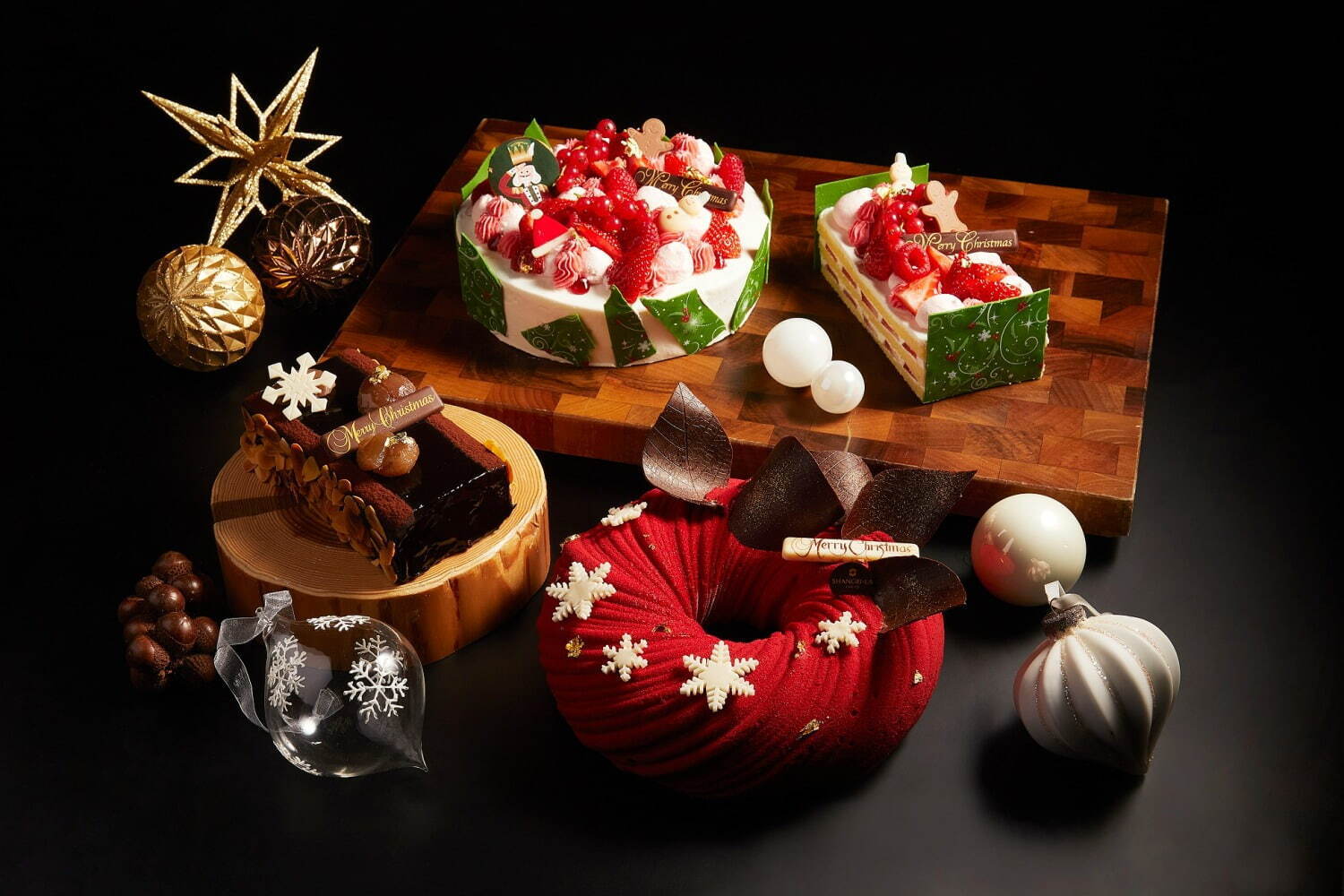 シャングリ・ラ 東京のクリスマスケーキ22年、“真っ赤なリース型”ムース＆濃厚マロンチョコケーキ｜写真1