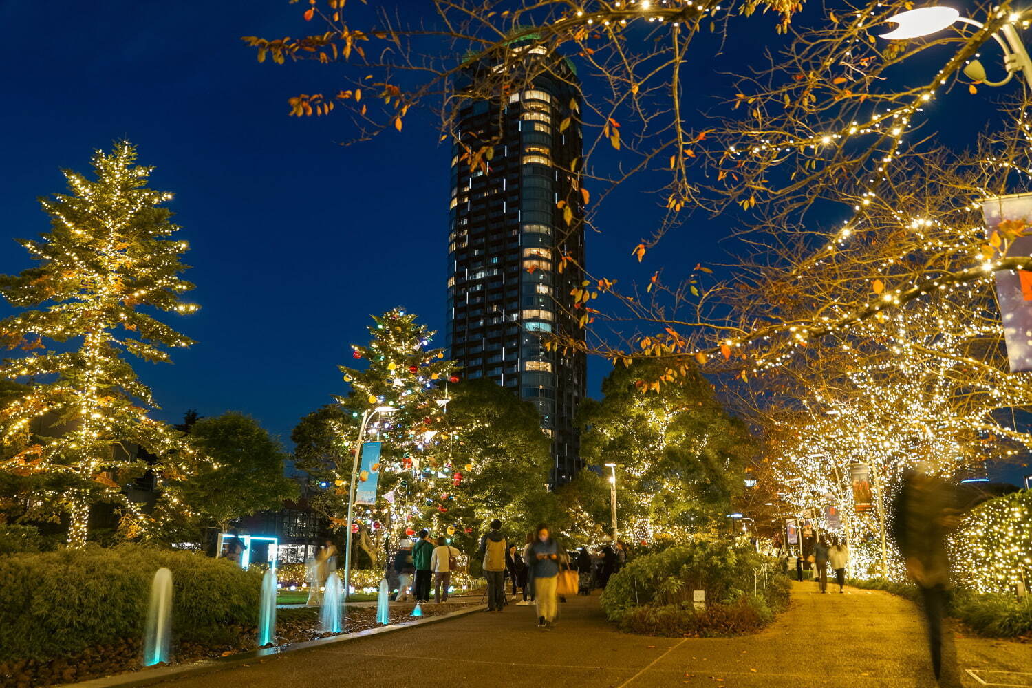 東京ミッドタウンで光と音楽が彩るクリスマスイルミネーション、都内最大級の屋外スケートリンクも｜写真2