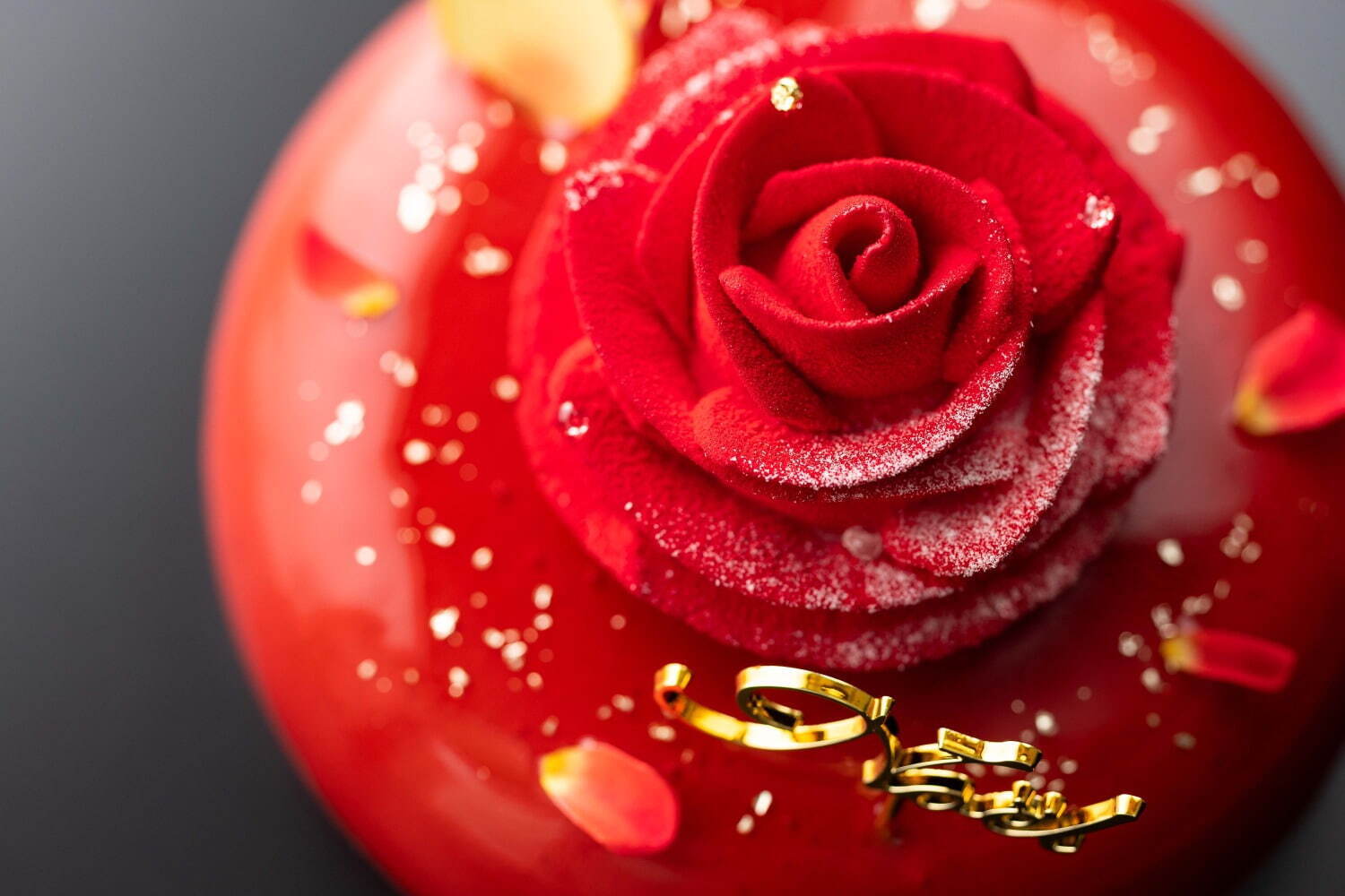 ＜ジョエル・ロブション＞大きなバラをあしらった真紅のケーキ