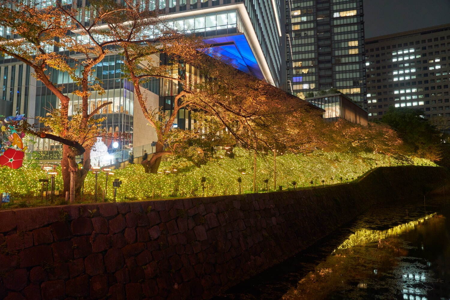 東京ガーデンテラス紀尾井町のクリスマス2022、シャンパンゴールドのイルミネーション＆限定コース料理｜写真11