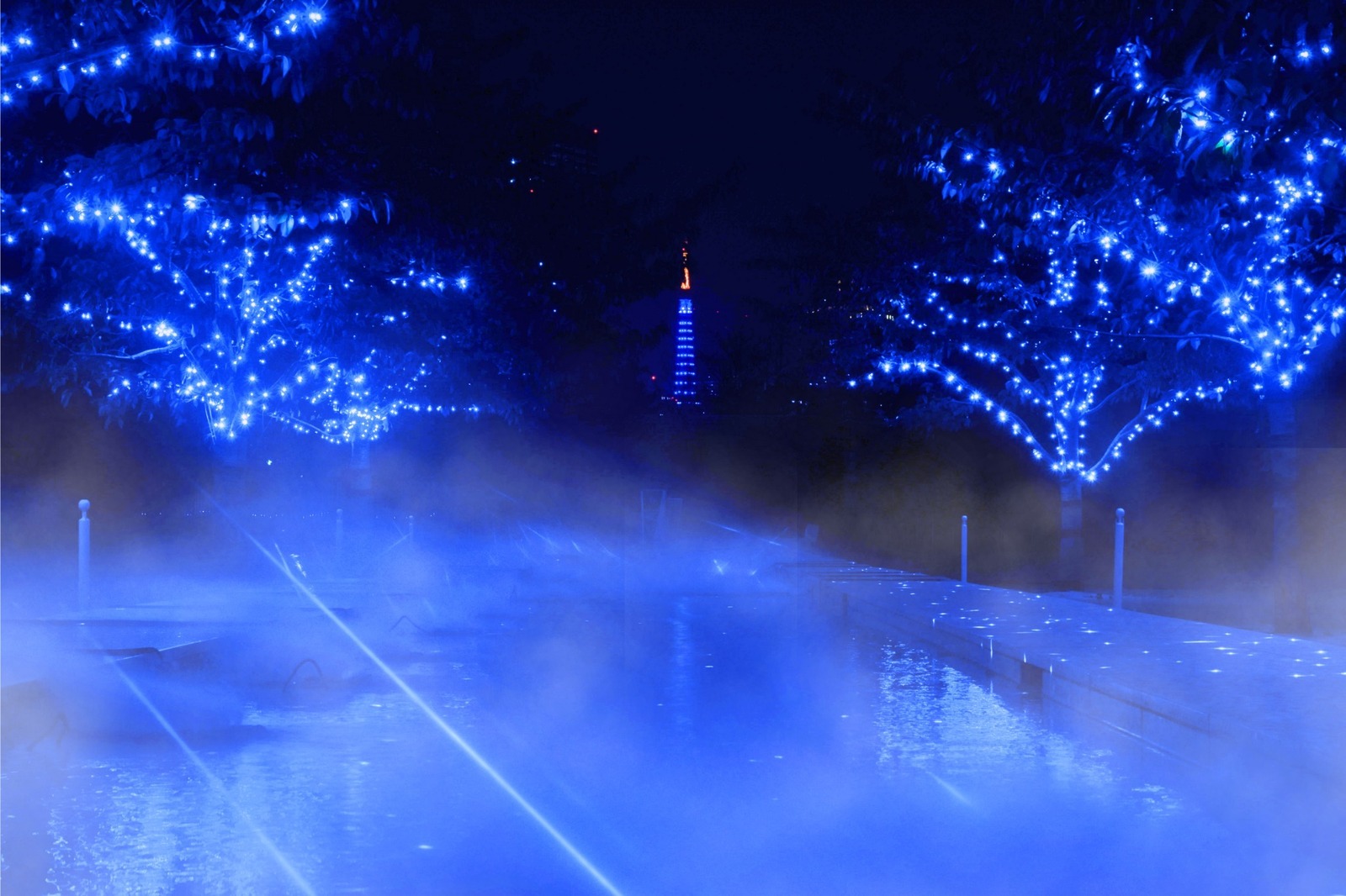 「品川シーズンテラス イルミネーション 2022」“青い結晶”テーマの幻想的な明かりが点灯｜写真1