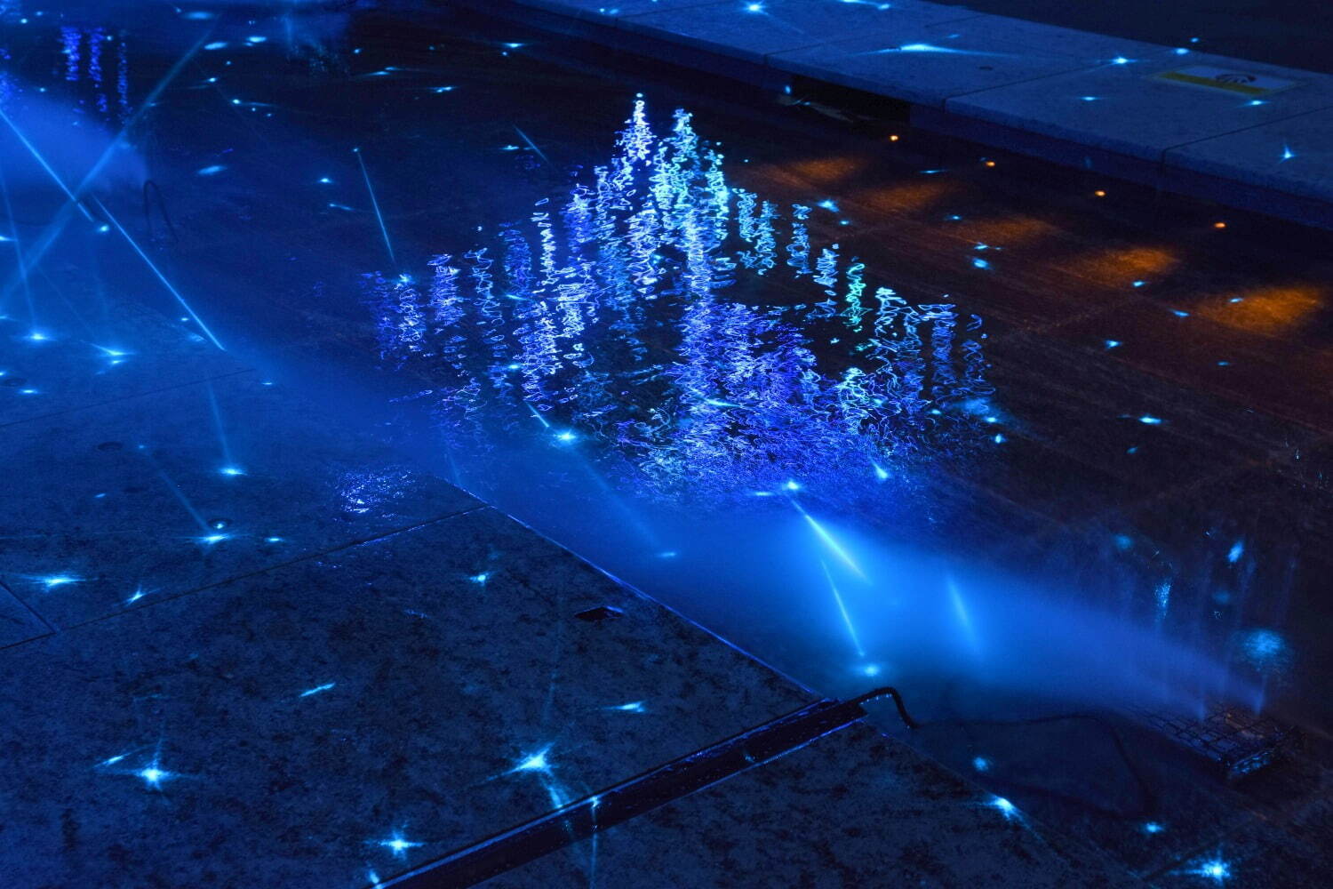 「品川シーズンテラス イルミネーション 2022」“青い結晶”テーマの幻想的な明かりが点灯｜写真2