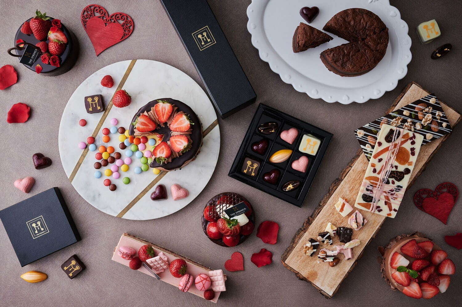 ザ ストリングス 表参道のバレンタイン、ピンクのハート型ショコラ＆チョコが溢れ出すケーキ｜写真1