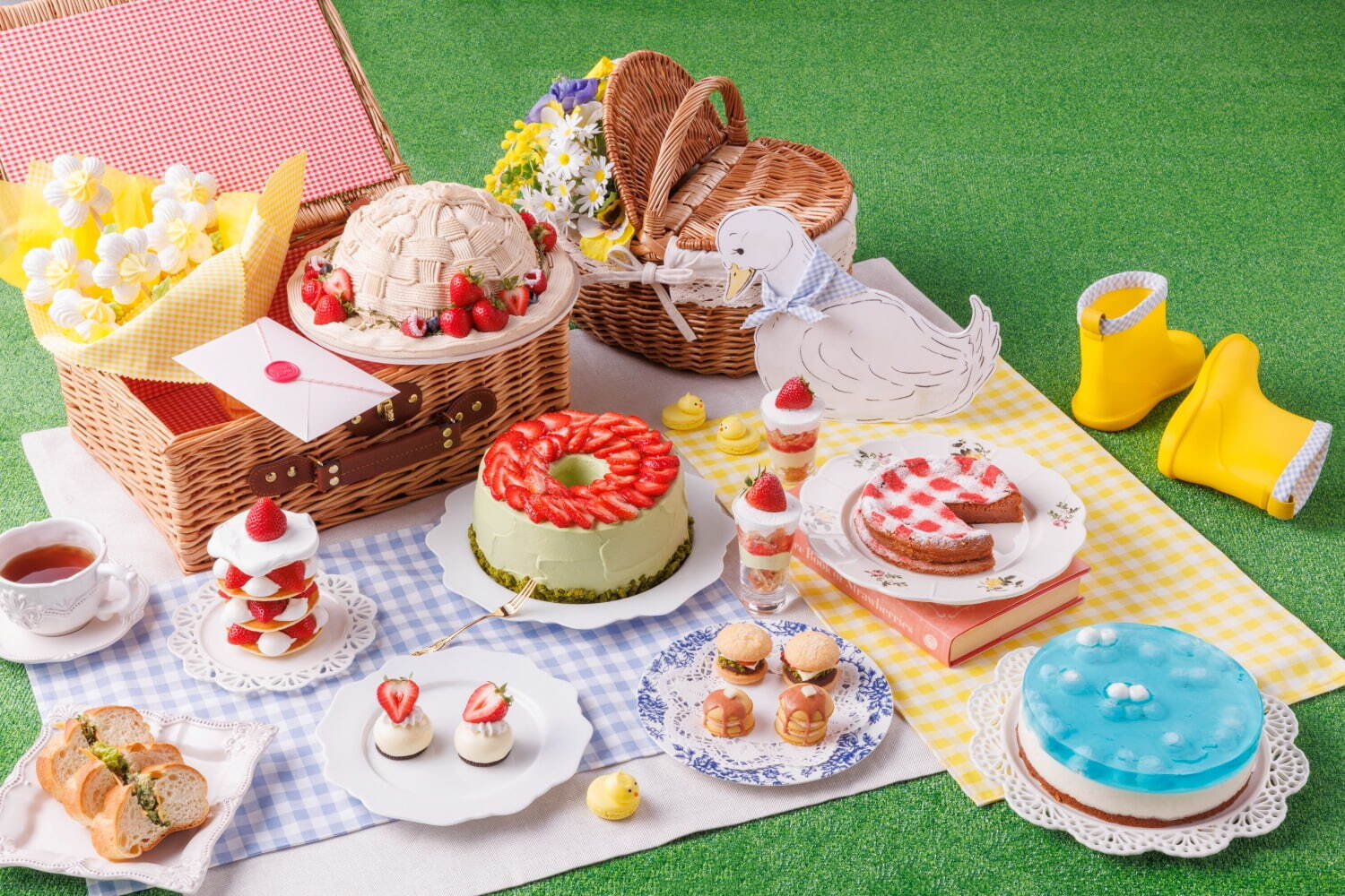 ヒルトン東京ベイ“ピクニック”着想の苺デザートビュッフェ、麦わら帽子型のショートケーキ｜写真1