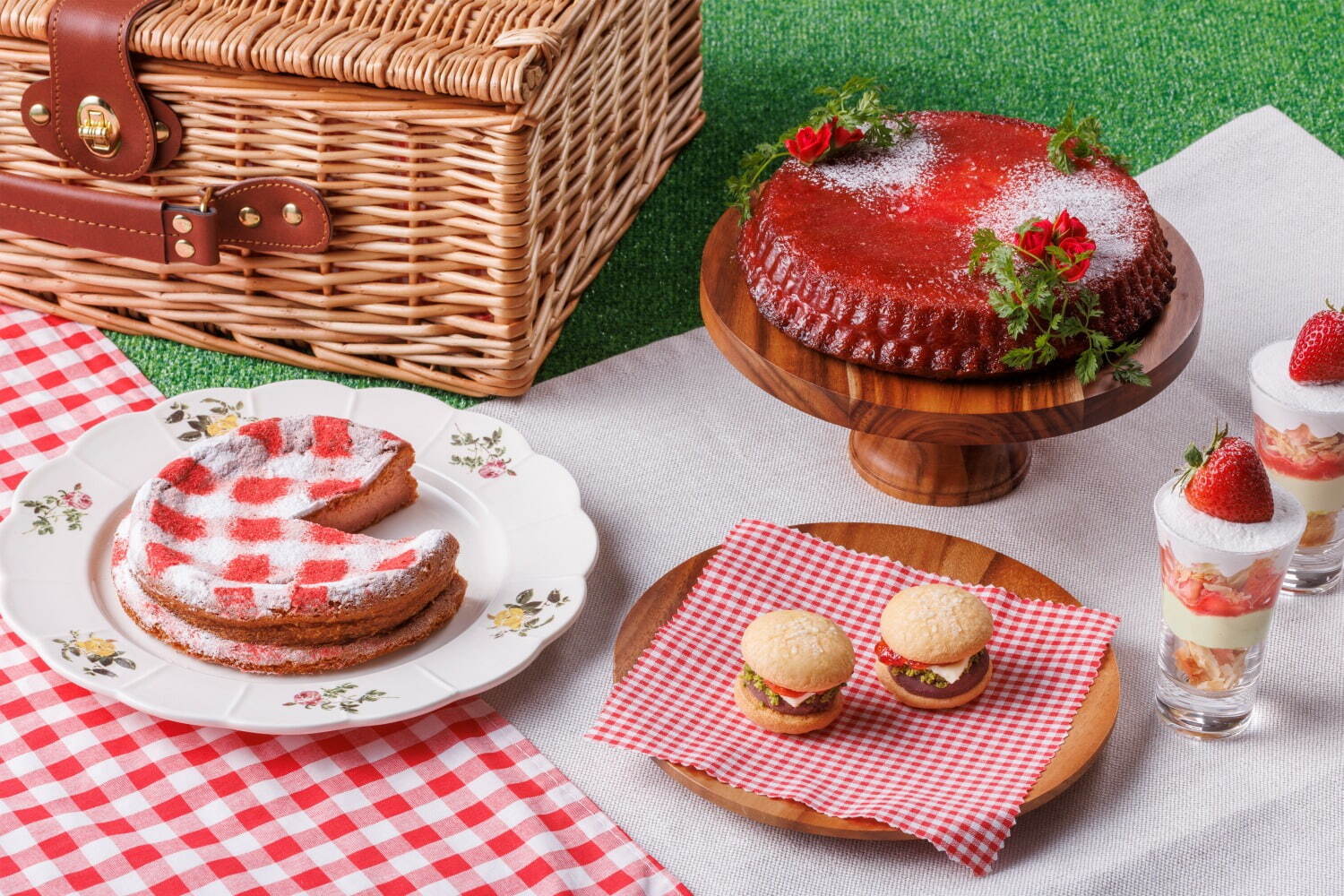 ヒルトン東京ベイ“ピクニック”着想の苺デザートビュッフェ、麦わら帽子型のショートケーキ｜写真5